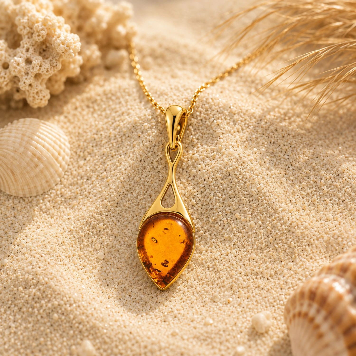 bernstein-anhaenger-gold-375-sonnenstrahl-cognac-sand Bernstein Anhänger Gold 375 „Sonnenstrahl“ Cognac mit Ostseebernstein in Tropfenform; Schmuck mit Ostseebernstein für jeden Anlass; Eleganter Anhänger aus 9k Gold und Naturbernstein für Damen
