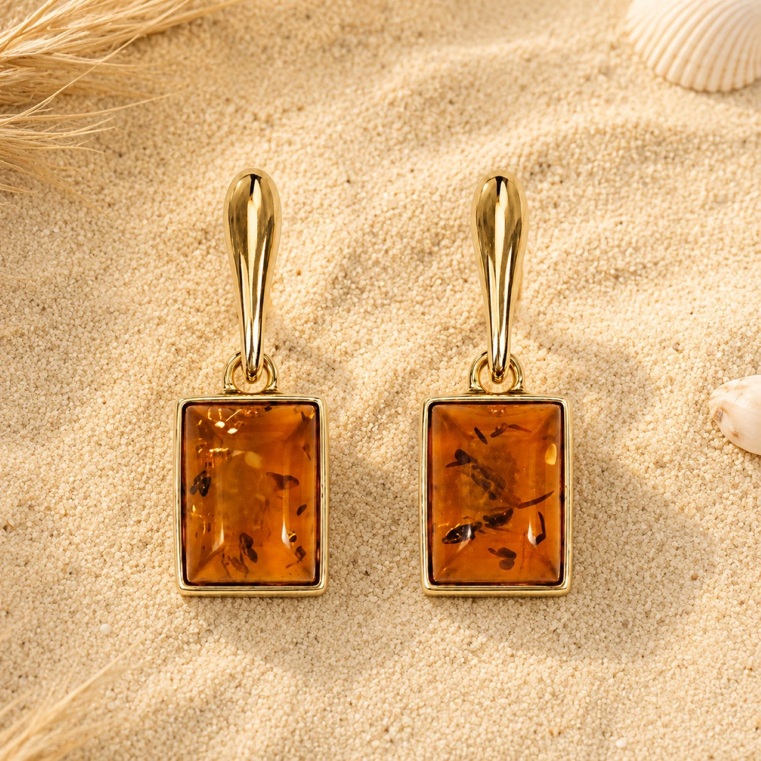 bernstein-ohrhaenger-gold-375-balance-cognac-sand Bernstein Ohrhänger Gold 375 „Balance“ Cognac mit rechteckigem Bernstein und schlanker Goldform; Elegante Bernstein Ohrringe Rechteck; Schöner Schmuck mit echtem Ostseebernstein