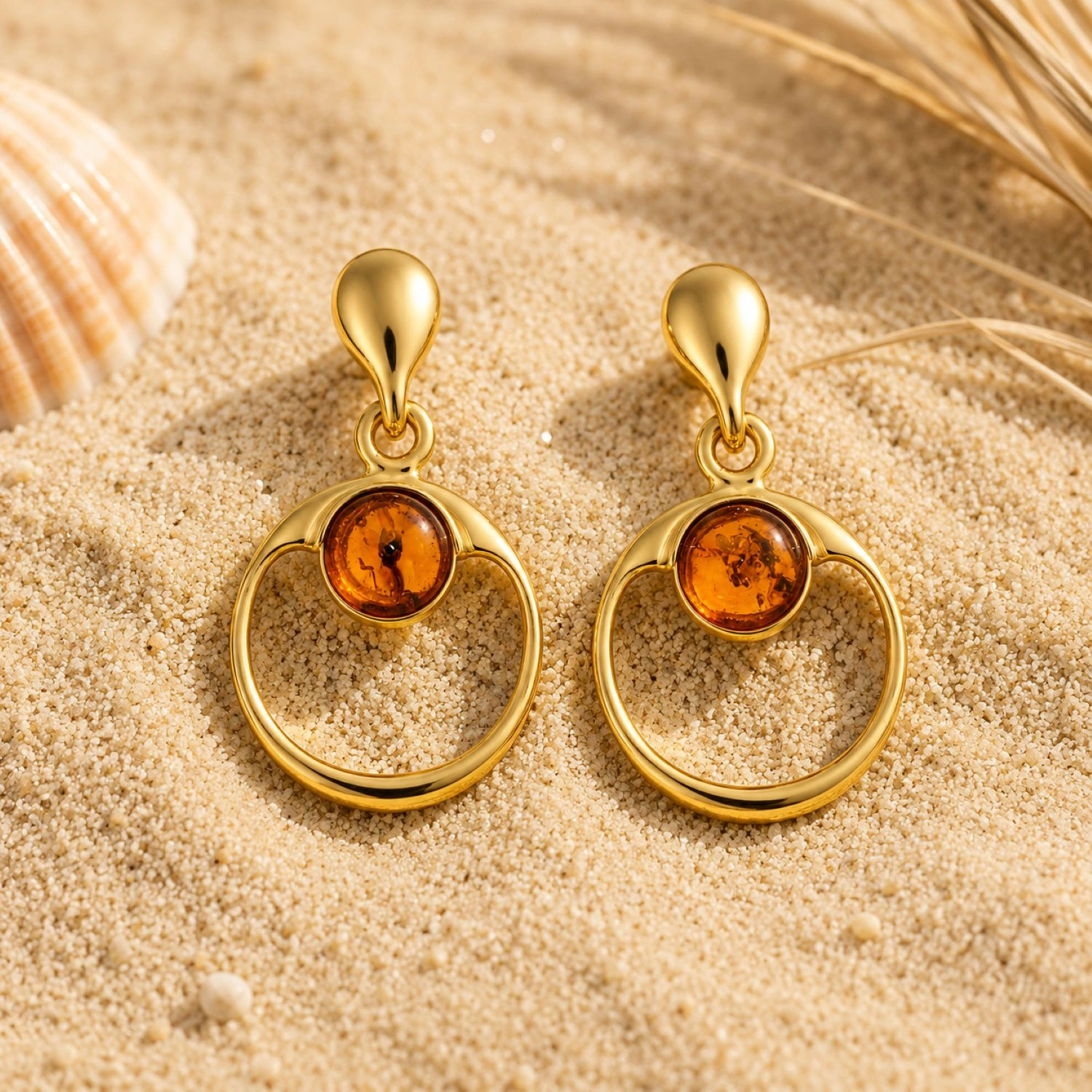 bernstein-ohrringe-gold-375-goldener horizont-cognac-sand Bernstein Ohrhänger Gold 375 „Goldener Horizont“ Cognac mit rundem Ostseebernstein; elegante Bernstein Ohrringe in Kreisform für jeden Anlass; Gold Ohrringe mit rundem Bernstein für Damen