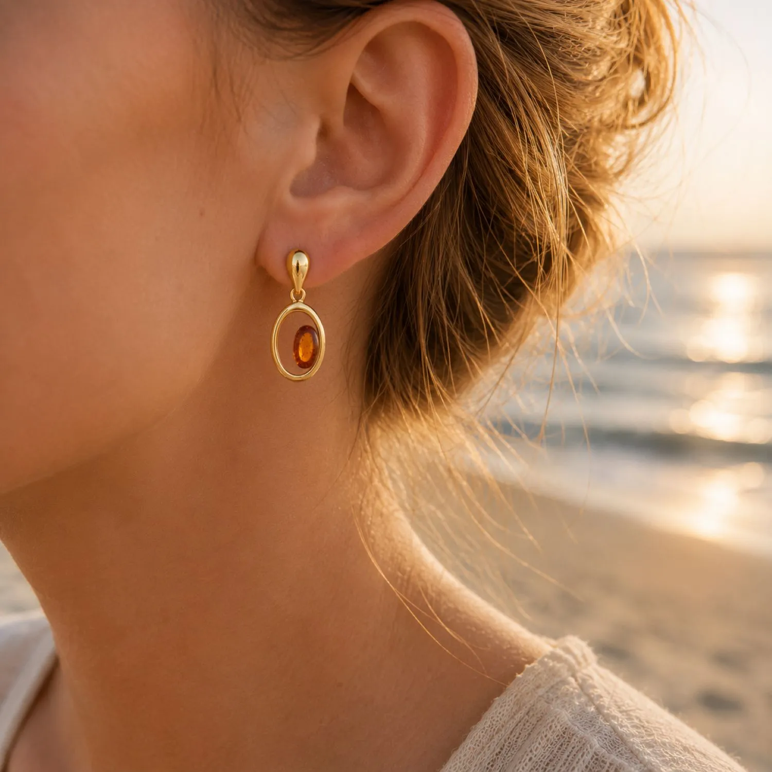 bernstein-ohrringe-gold-375-insel-cognac-ohr Bernstein Ohrhänger Gold 375 „Insel“ Cognac ist ein eleganter Schmuck mit ovalem Ostseebernstein; Bernsteinschmuck mit Insel Motiv für jeden Anlass; Bernstein Ohrringe Oval Gold 9 Karat für Damen