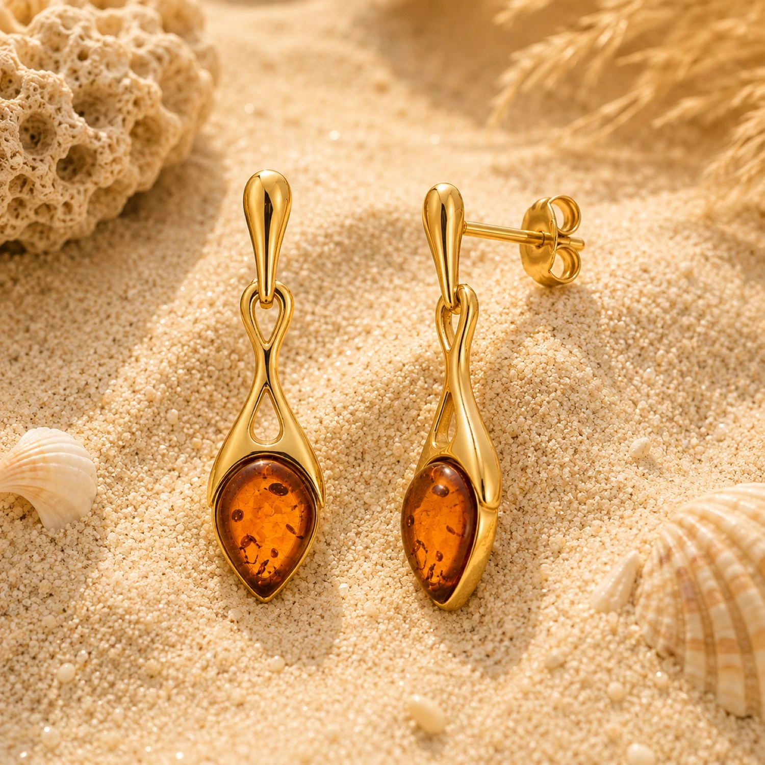 bernstein-ohrringe-gold-375-sonnenstrahl-cognac-sand Bernstein Ohrhänger Gold 375 „Sonnenstrahl“ Cognac in Tropfenform; elegante lange Ohrringe mit Bernstein, die an Sonne erinnern; Schmuck mit echtem Ostseebernstein für Frauen