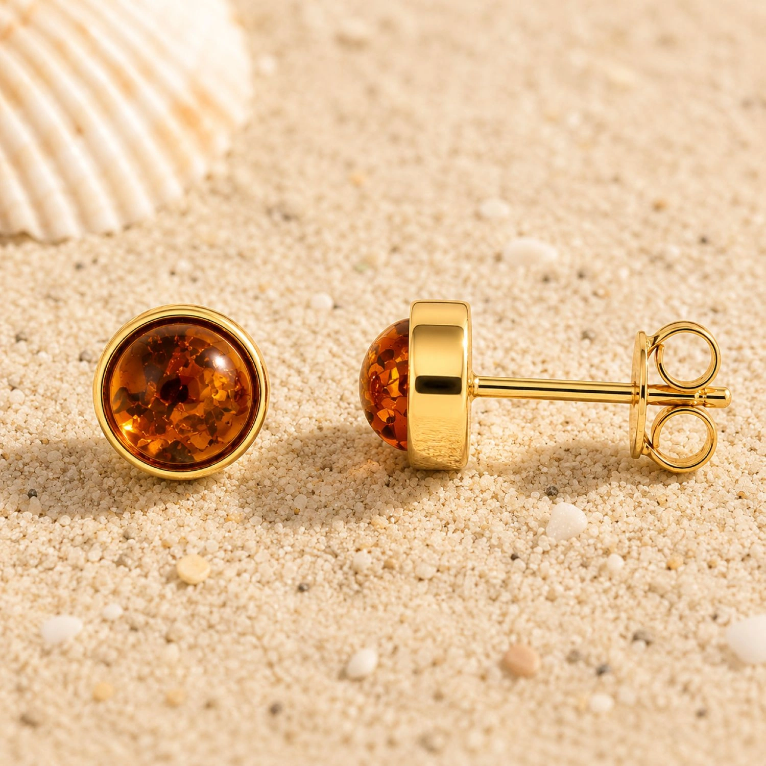 bernstein-ohrstecker-gold-375-04-goldpunkt-cognac-sand Bernstein Ohrstecker Gold 375 „Goldpunkt“ Cognac mit kleinem rundem Bernstein; Elegante Bernstein Ohrringe klein rund für Damen; Schöner Schmuck mit Ostseebernstein