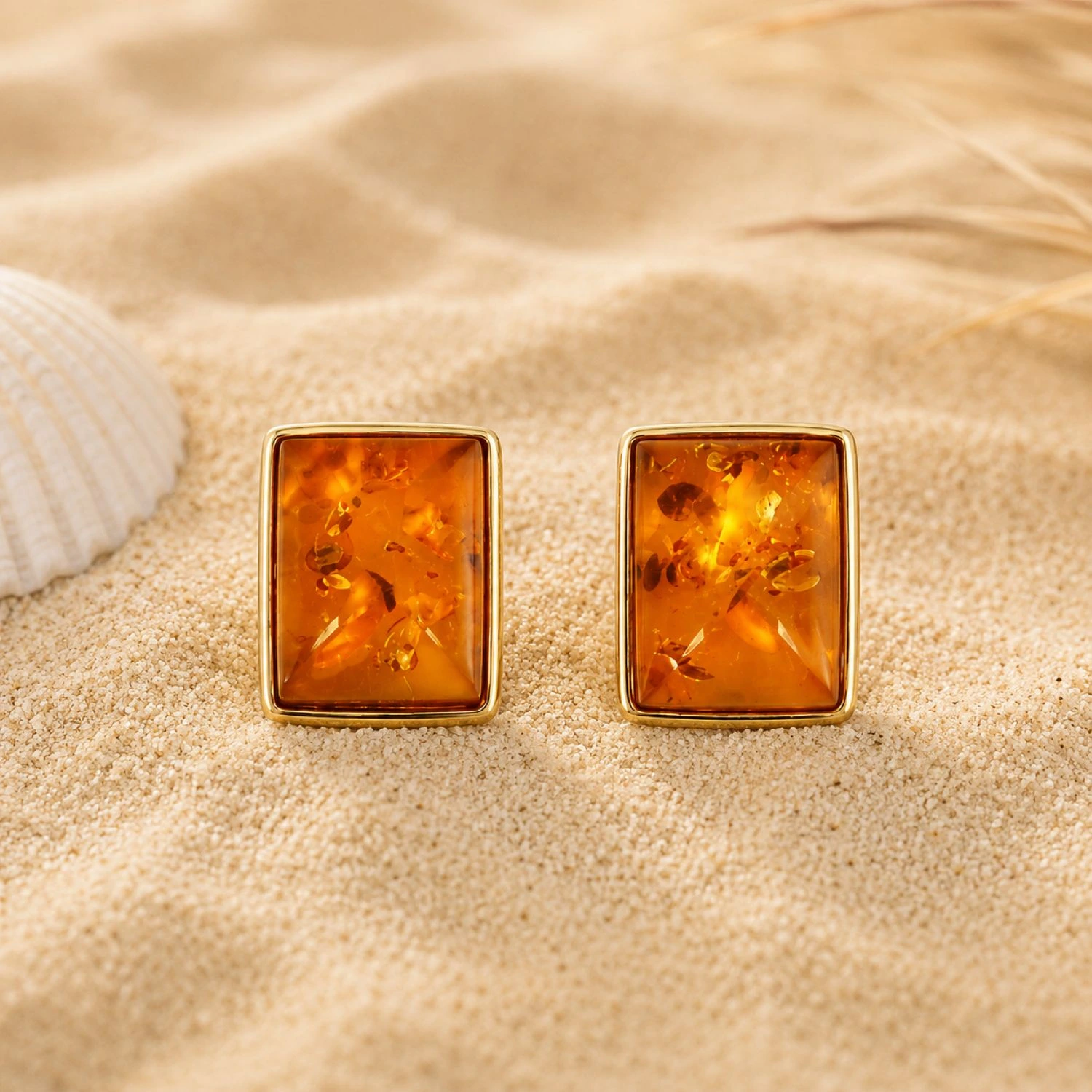 bernstein-ohrstecker-gold-375-balance-cognac-sand Bernstein Ohrstecker Gold 375 „Balance“ Cognac mit rechteckigem Cognac Bernstein und Goldfassung; Elegante Gold Ohrringe Rechteck; schöne Bernstein Ohrringe eckig; Schmuck mit Ostseebernstein