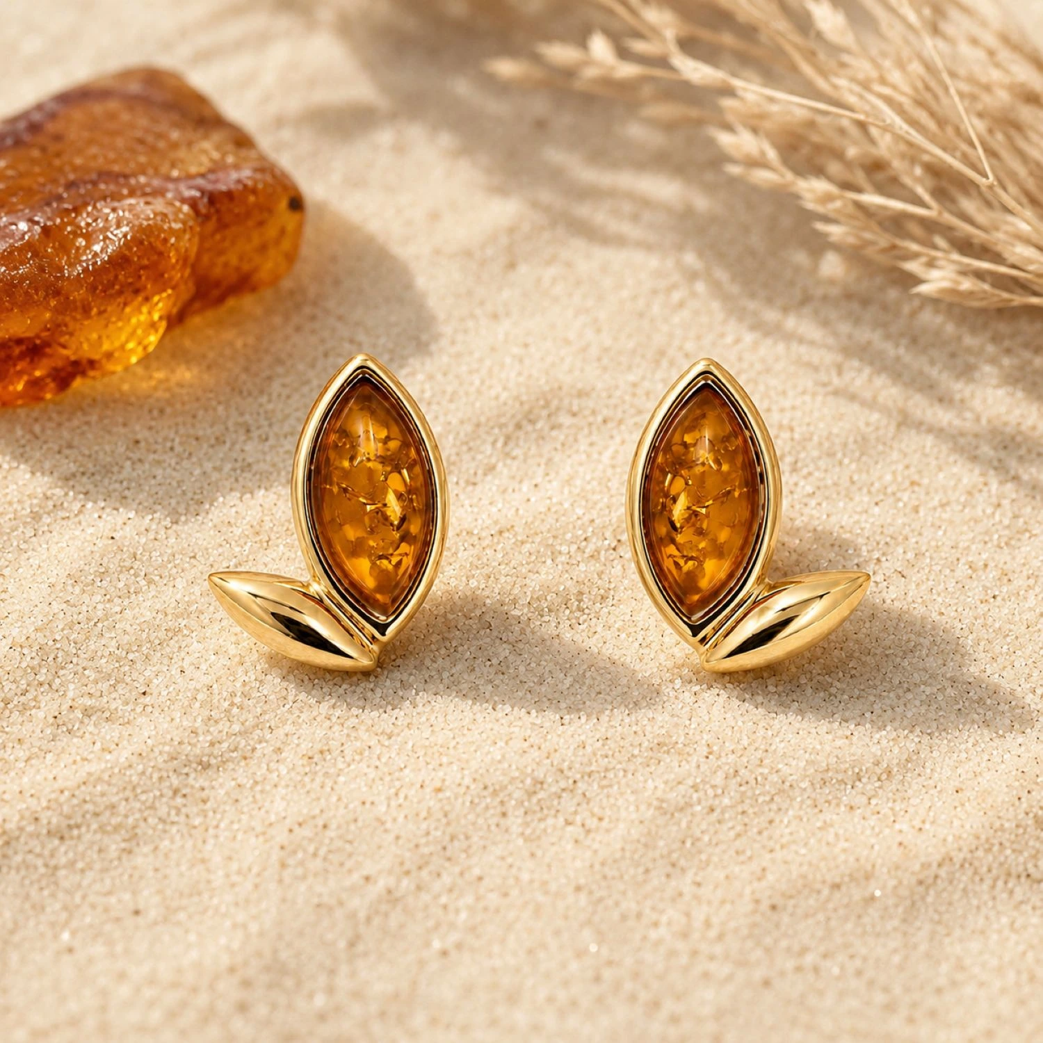 bernstein-ohrstecker-gold-375-bernsteinblatt-cogac-sand Bernstein Ohrstecker Gold 375 „Bernsteinblatt“ Cognac für jeden Anlass; Gold Ohrringe mit Zweiblatt Motiv; eleganter Schmuck mit echtem Ostseebernstein für Damen
