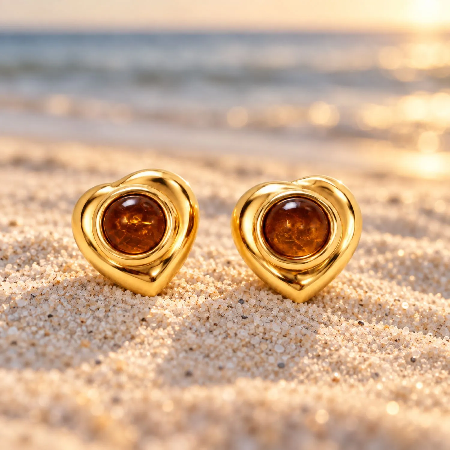 bernstein-ohrstecker-gold-375-cognac- herzlicht-sand Bernstein Ohrstecker Gold 375 „Herzlicht“ Cognac mit Herzform; schöner Schmuck mit Ostseebernstein; elegante Bernstein Ohrringe in Herzform
