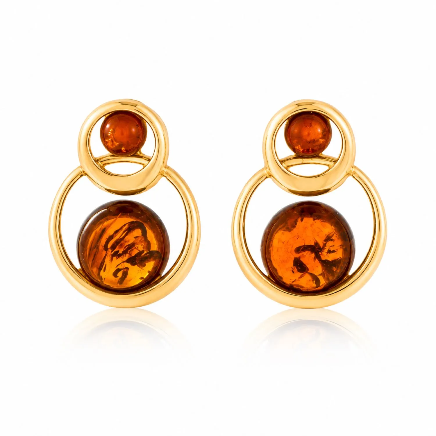 bernstein-ohrstecker-gold-375-goldene-duenen-cognac Bernstein Ohrstecker Gold 375 „Goldene Dünen“ Cognac mit zwei Cognac Bernsteinsteinen und runder Goldform; Bernstein Ohrringe mit maritimem Motiv; eleganter Schmuck mit Ostseebernstein