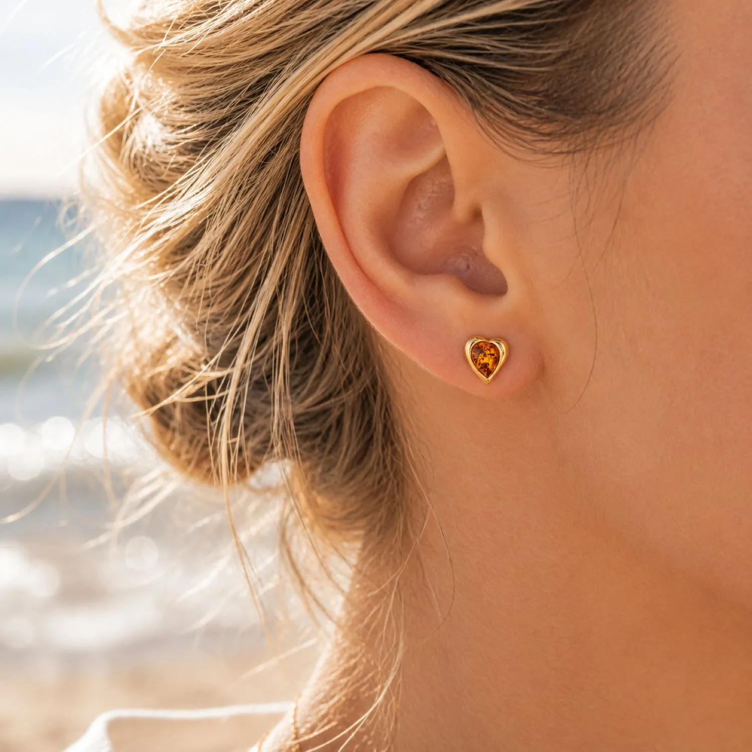 bernstein-ohrstecker-gold-375-goldherz-cognac-ohr Bernstein Ohrstecker Gold 375 „Goldherz“ Cognac - eleganter Schmuck mit herzförmigem Ostseebernstein; Herz Ohrstecker aus 9 Karat Gold; Gold Ohrringe in Herzform