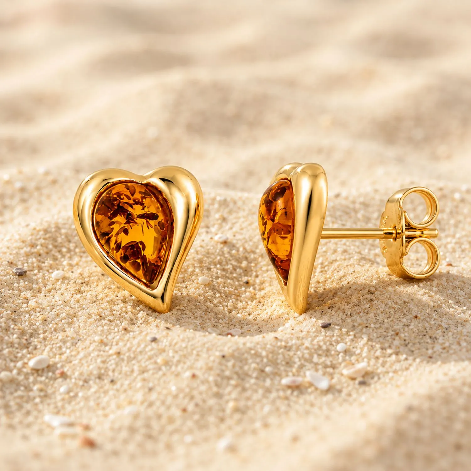 bernstein-ohrstecker-gold-375-goldherz-cognac-sand Bernstein Ohrstecker Gold 375 „Goldherz“ Cognac - eleganter Schmuck mit herzförmigem Ostseebernstein; Herz Ohrstecker aus 9 Karat Gold; Gold Ohrringe in Herzform