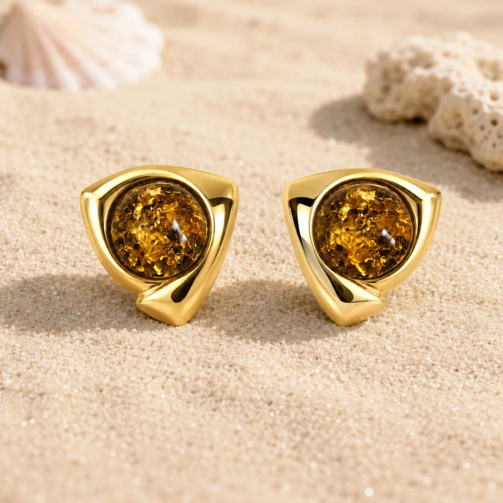 Bernstein Ohrstecker Gold 375 „Inselwind“ Grün mit grünem Ostseebernstein und dreieckiger Goldfassung; Eleganter Schmuck mit Ostseebernstein
