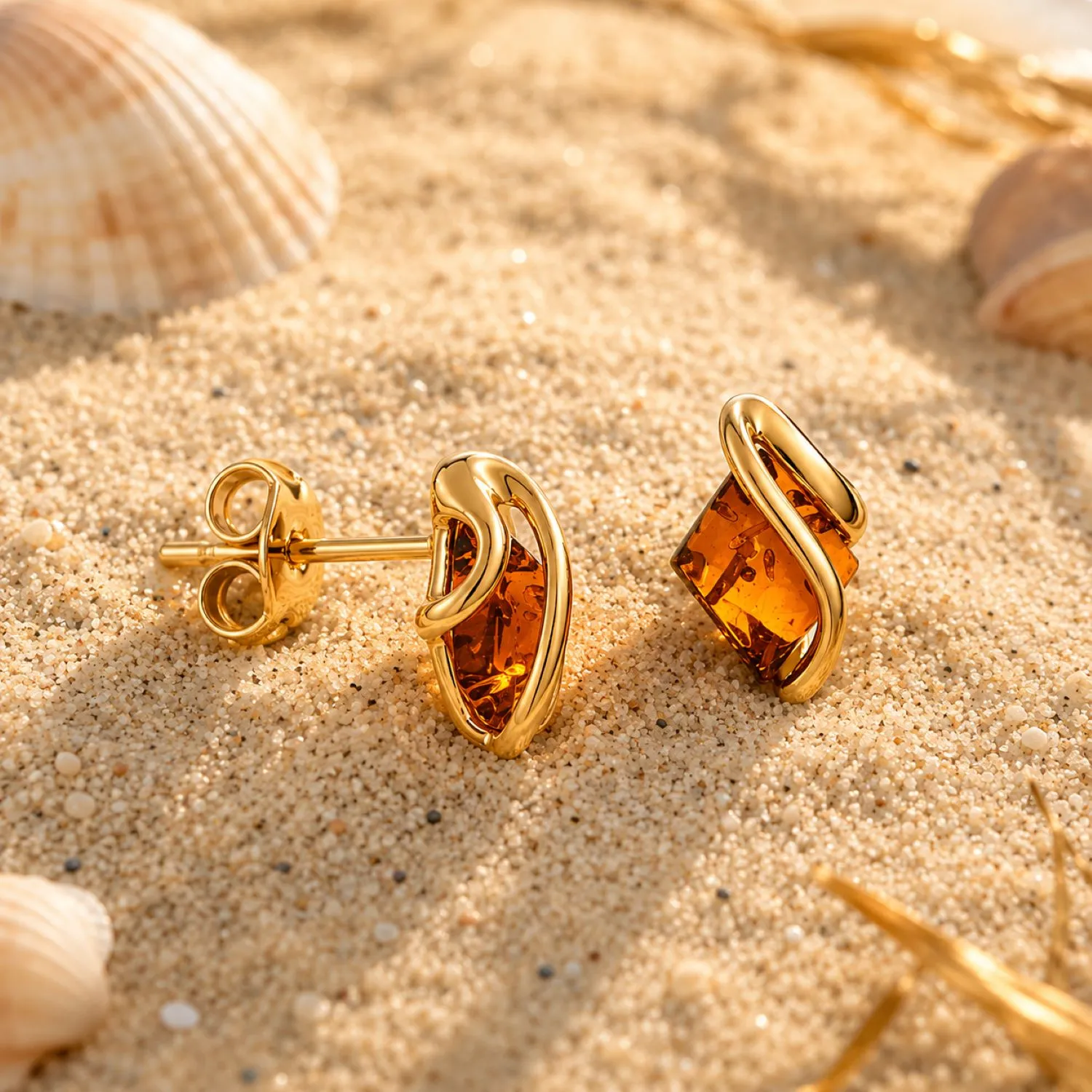 bernstein-ohrstecker-gold-375-linien-cognac-sand Bernstein Ohrstecker Gold 375 „Linien“ Cognac für Damen; Gold Ohrringe mit rautenförmigem Bernstein für jeden Anlass; Schöne Ohrstecker Raute Gold 9K mit Bernstein