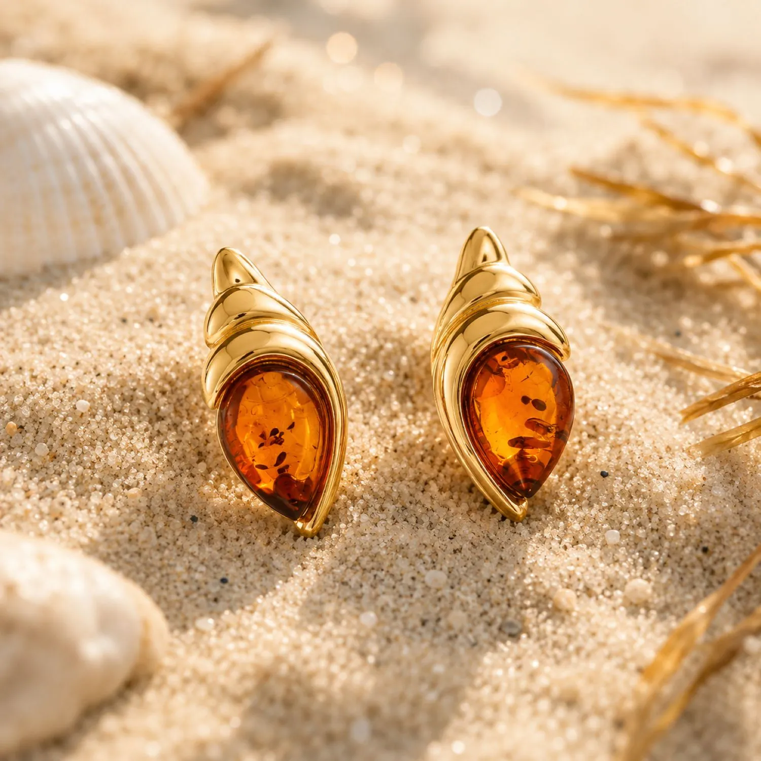 bernstein-ohrstecker-gold-375-muschel-cognac-sand Bernstein Ohrstecker Gold 375 „Muschel“ Cognac für Damen; Muschel Ohrringe mit Bernstein für jeden Anlass, Maritimer Schmuck mit echtem Ostseebernstein und Muschel-Motiv