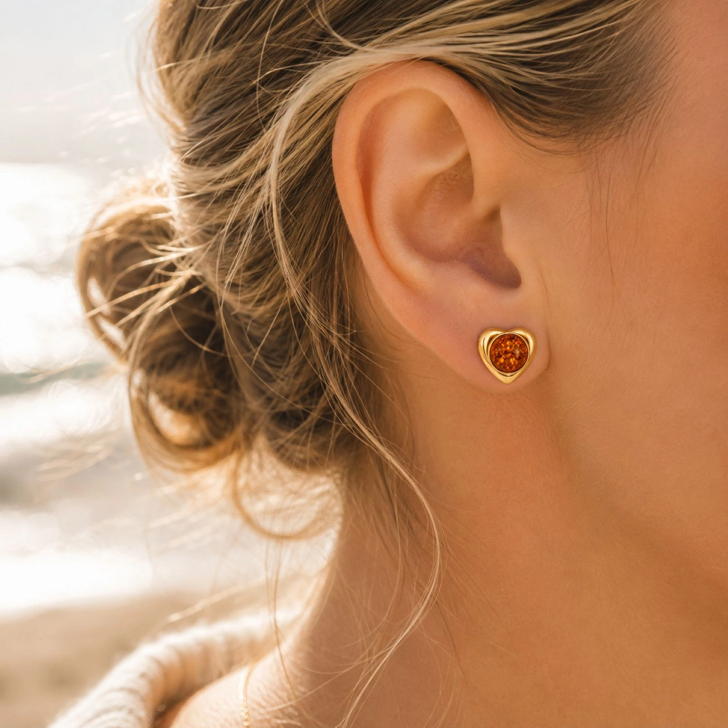 bernstein-ohrstecker-gold-375-waerme-cognac-ohr Bernstein Ohrstecker Gold 375 „Wärme“ Cognac mit Herzform; Schmuck mit natürlichem Ostseebernstein; schöne Herzohrstecker mit Bernstein für Damen; Geschenk zum Valentinstag