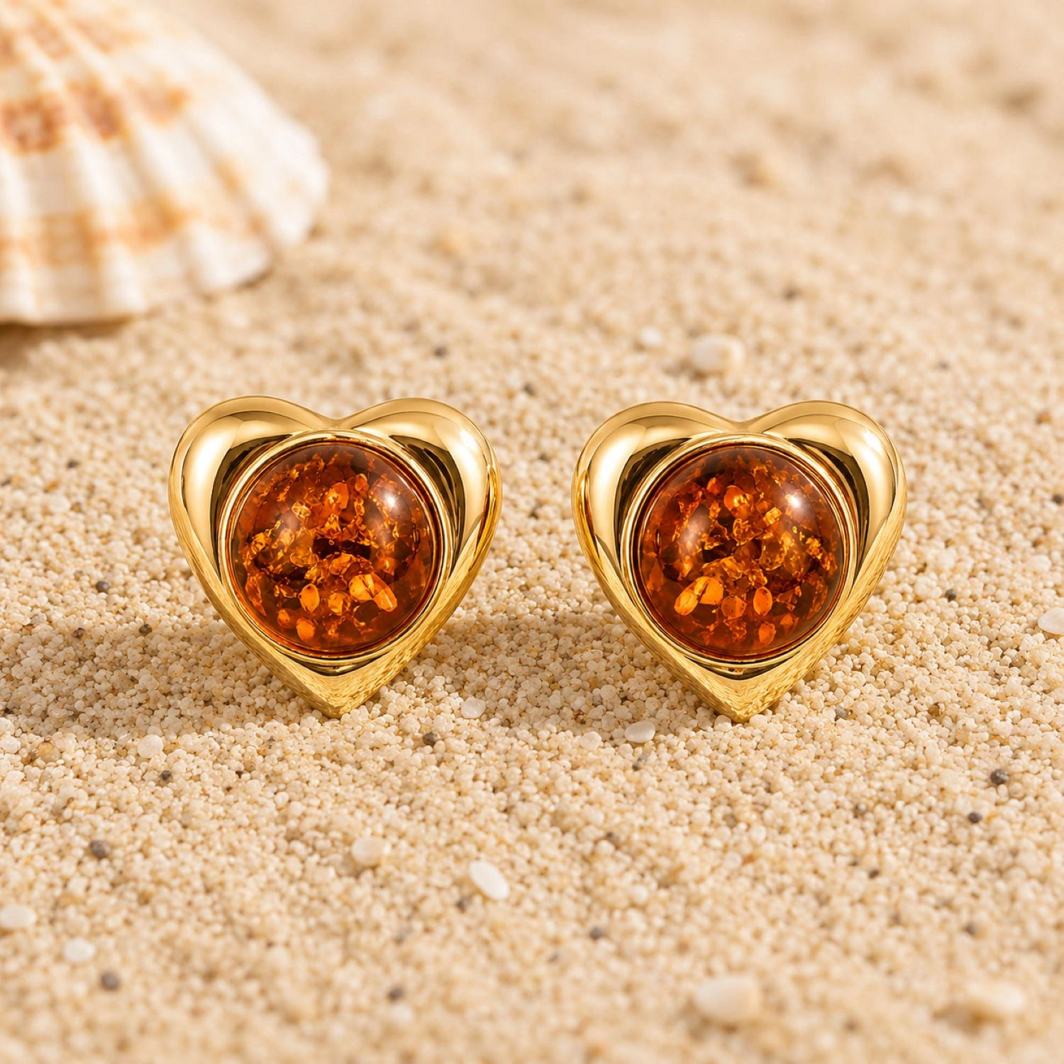 bernstein-ohrstecker-gold-375-waerme-cognac-sand Bernstein Ohrstecker Gold 375 „Wärme“ Cognac mit Herzform; Schmuck mit natürlichem Ostseebernstein; schöne Herzohrstecker mit Bernstein für Damen; Geschenk zum Valentinstag