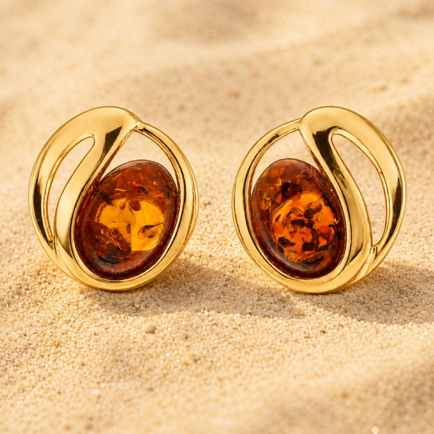 bernstein-ohstecker-gold-375-wellenwaerme-cognac-sand Bernstein Ohrstecker Gold 375 „Wellenwärme“ Cognac; Gold Ohrringe mit Wellenmotiv für jeden Anlass; eleganter Schmuck mit natürlichem Ostseebernstein